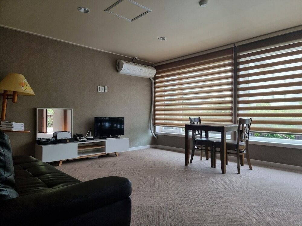 Фото Benikea Mountain and Sea Yangyang