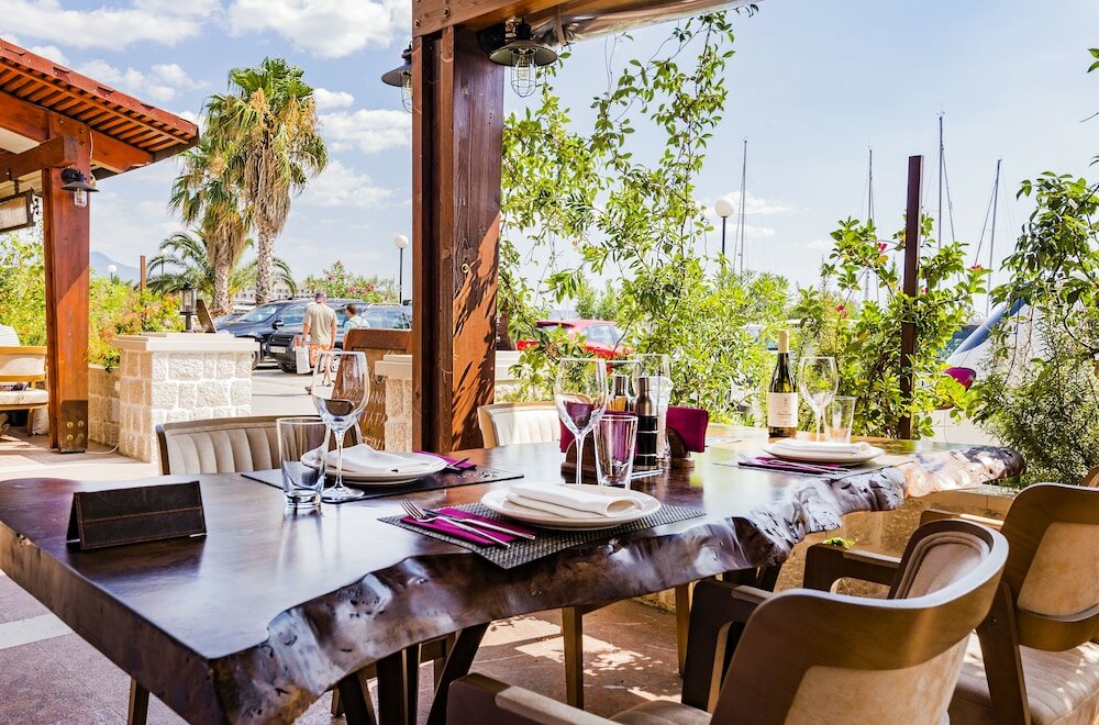 Фото Апарт-Отель Waikiki Tivat