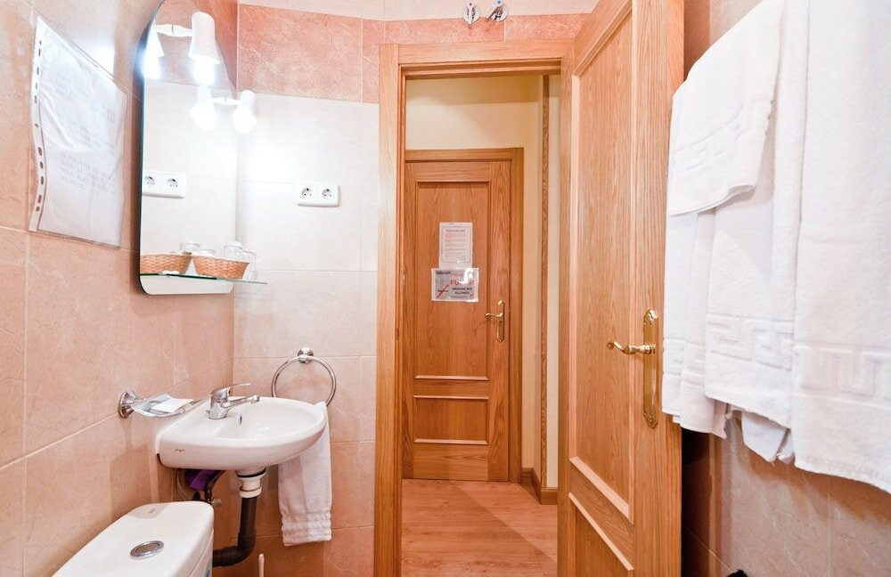 Фото Hostal Las Cortes