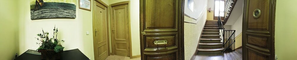 Фото Hostal Las Cortes