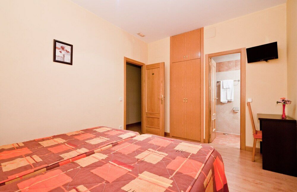 Фото Hostal Las Cortes