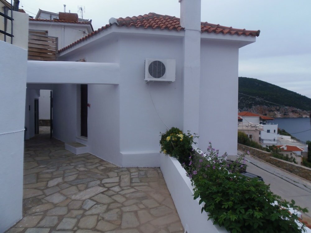 Фото Studios Milos Skopelos