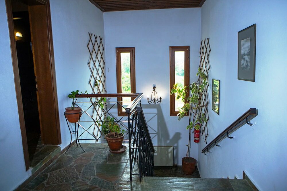 Фото Oikoperiigitis Hotel