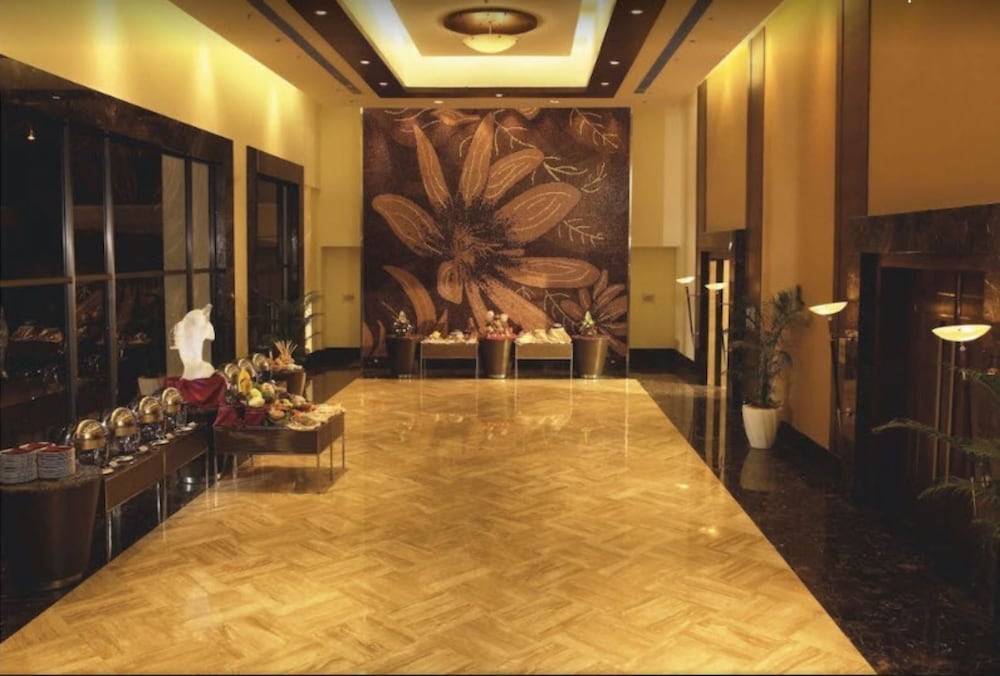 Фото The Retreat Hotel & Convention Centre