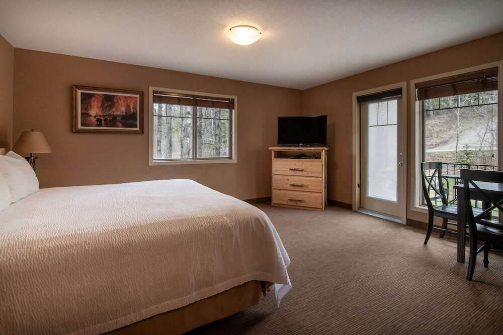 Фото Elkwater Lake Lodge