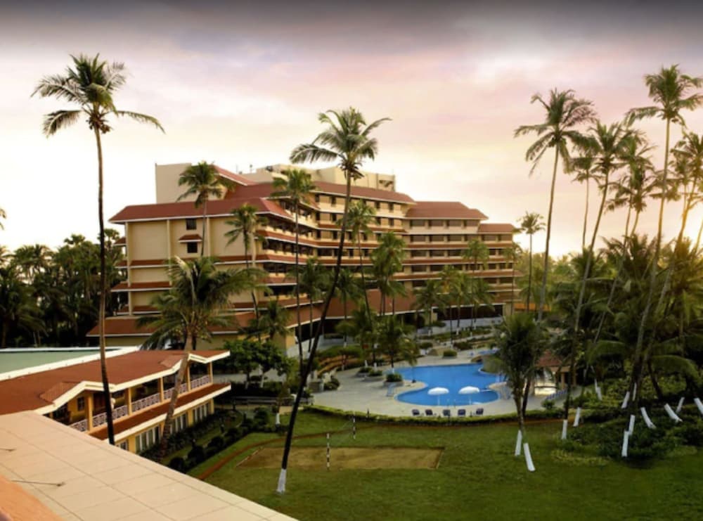 Фото The Retreat Hotel & Convention Centre