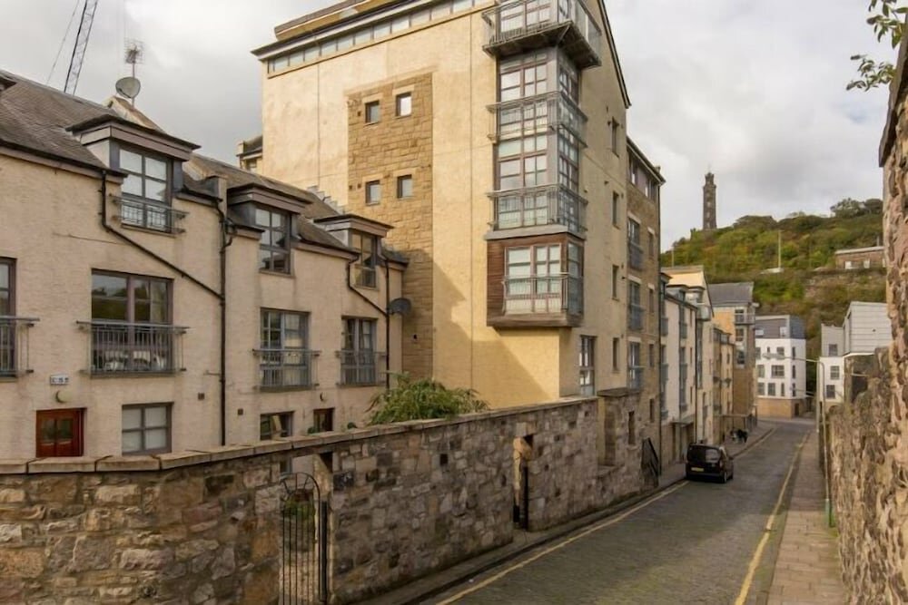 Hotel Ultra Gorgeous 3bd Old Town Apt w Balcony&Parking, Edinburgh, photo