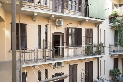 White and Clean Apartment near Metro Mm1