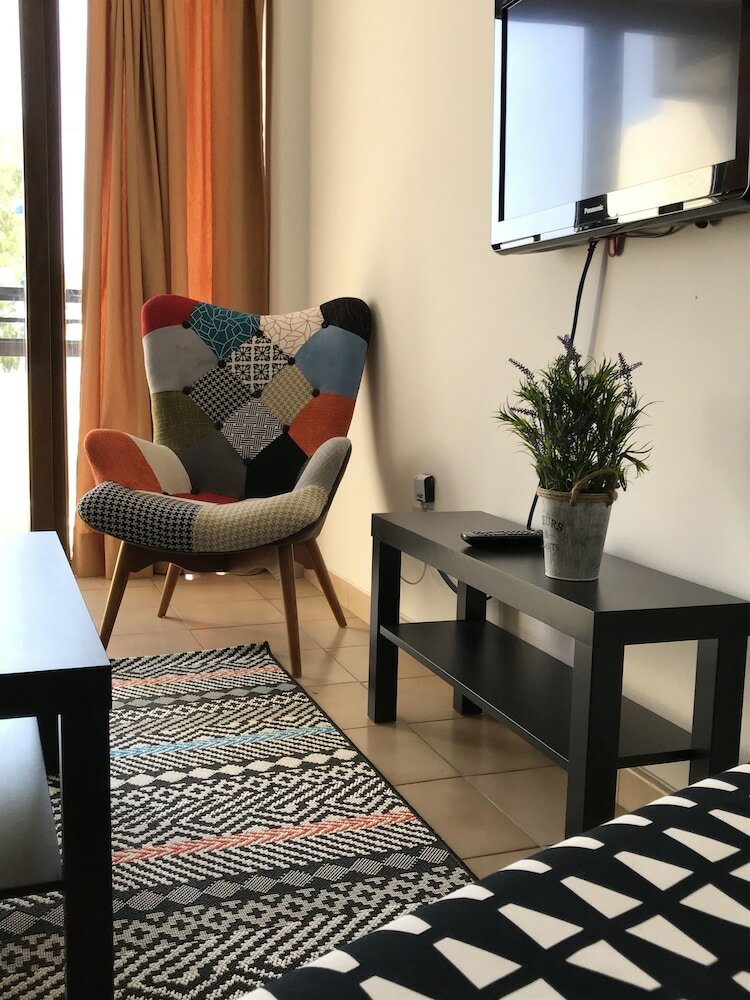 Фото Pigeon Beach Hotel Apartments