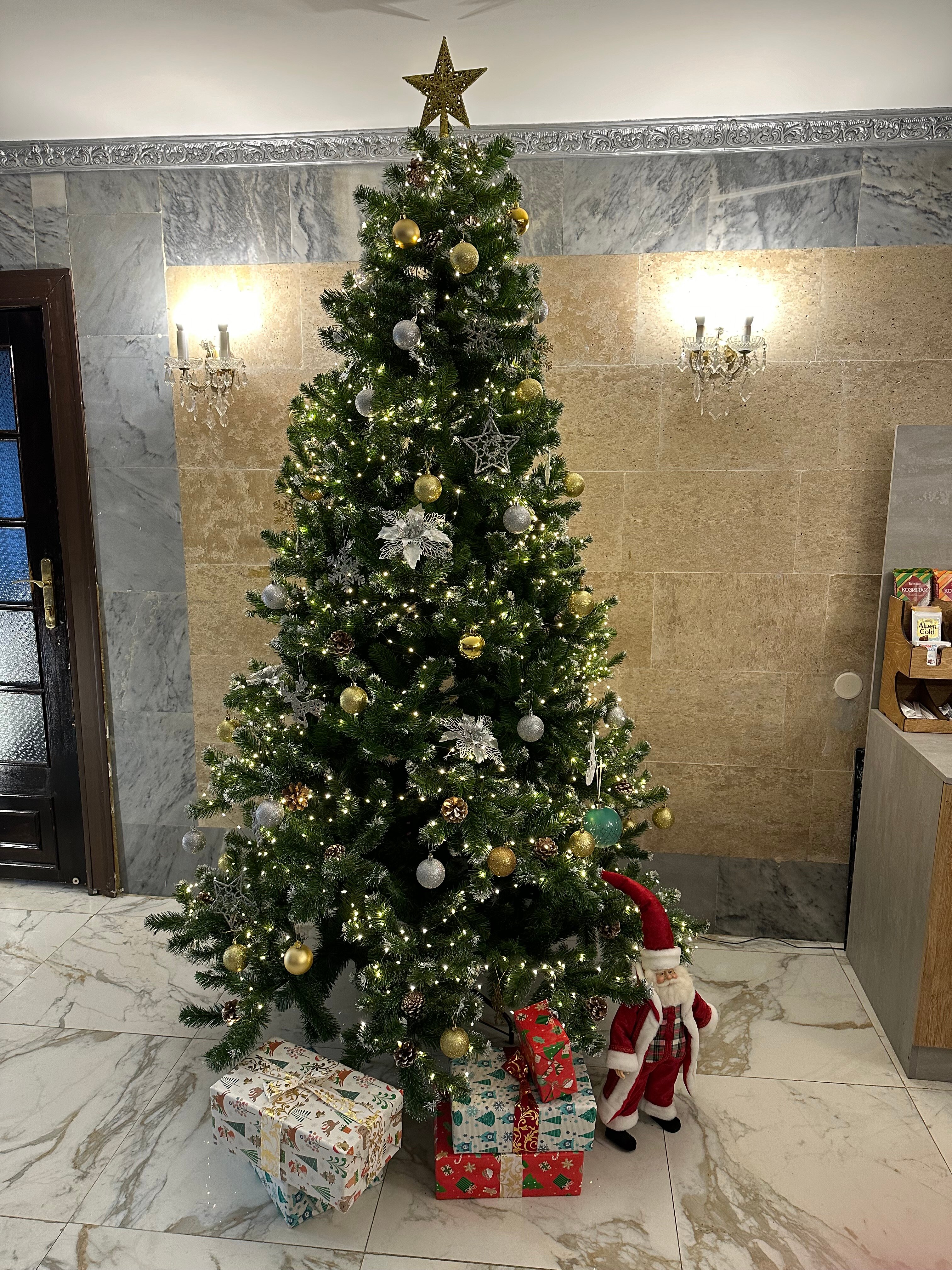 Фото Ист Вест