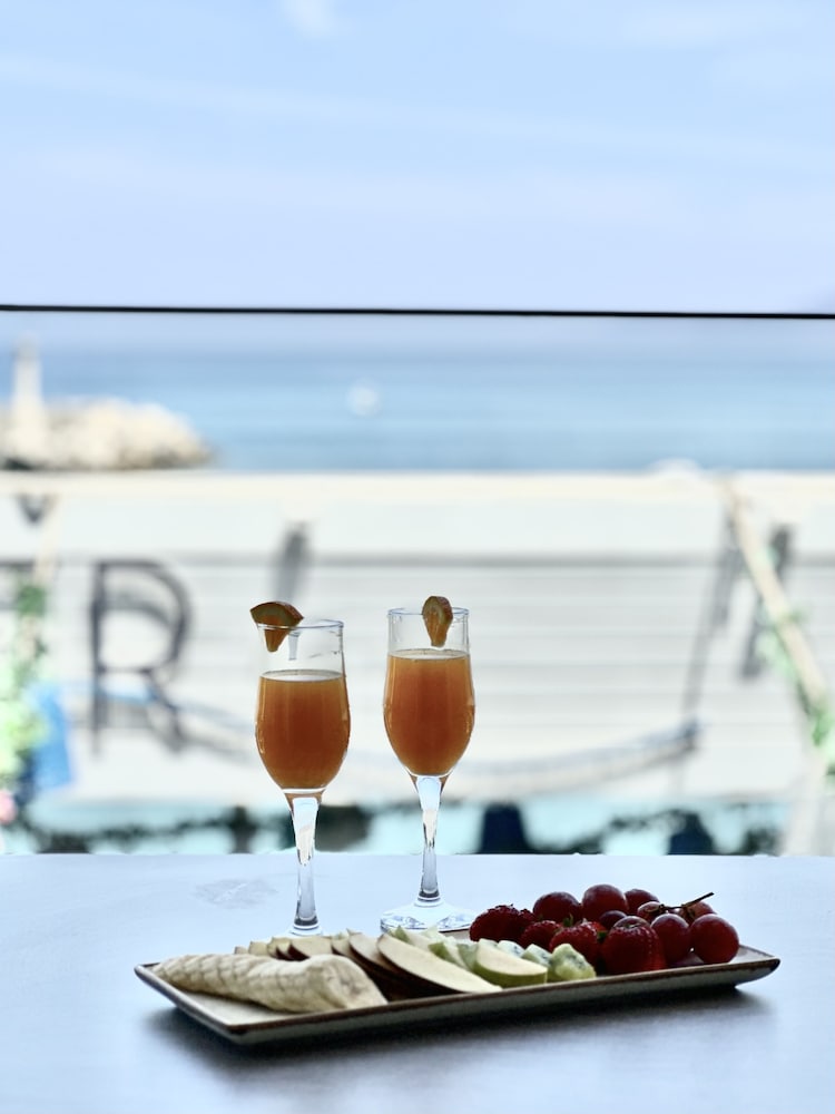 Фото Skipper Beachfront Suites