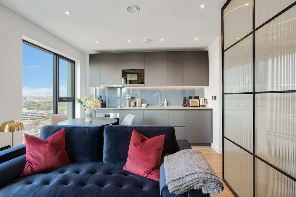 Фото Sleek and Stylish Studio Apartment