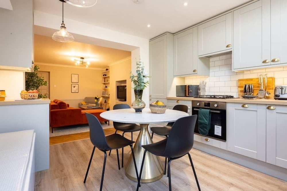 Фото The Richmond Upon Thames Escape - Modern & Bright 2bdr Flat With Parking