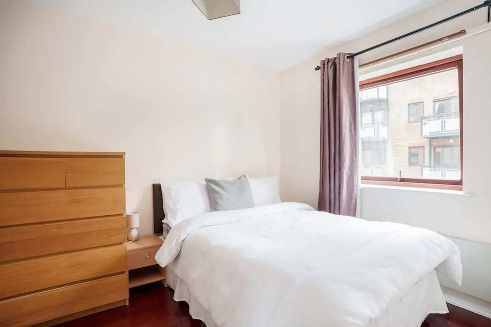 Фото Modern and Homely 2 Bedroom by Canary Wharf