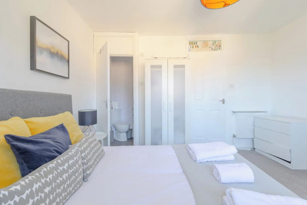 Фото Lovely 4 Bed House w Garden, 1 Stop to Waterloo