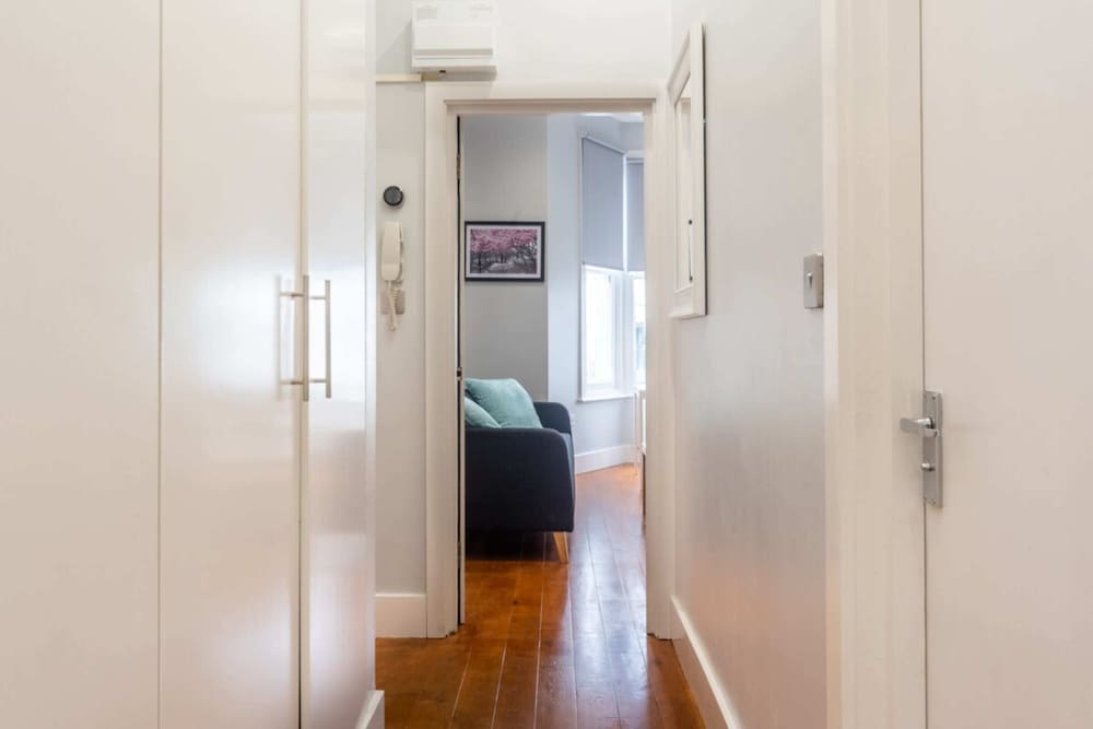 Фото Refurbished St. johns Hill Apartment