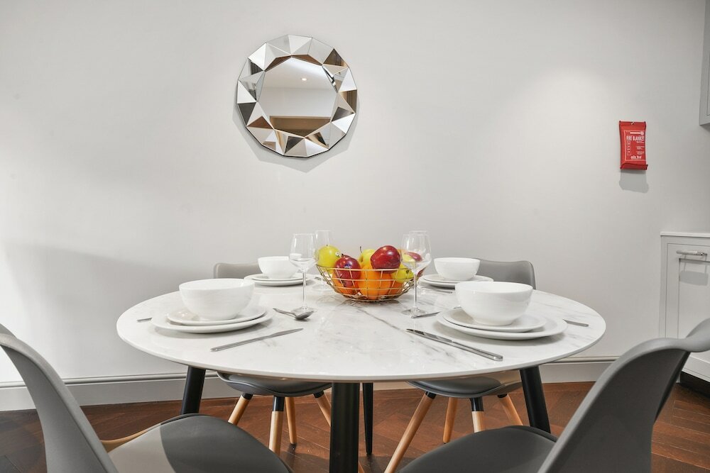 Фото Executive Apartments in the Heart of London, Free WiFi by City Stay London