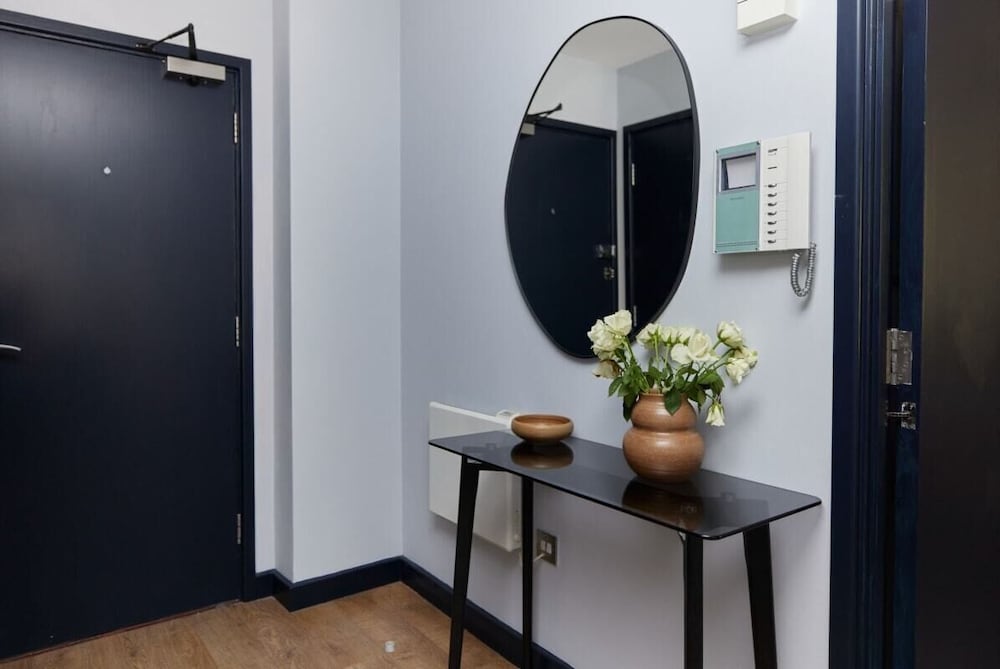 Фото The Whitechapel Place - Stunning 2bdr Flat With Balcony