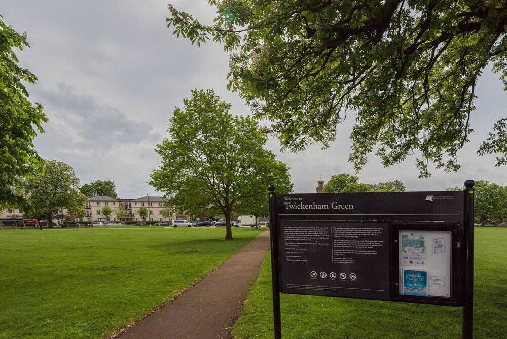 Фото Stylish Family Home by Twickenham Stadium by Underthedoormat