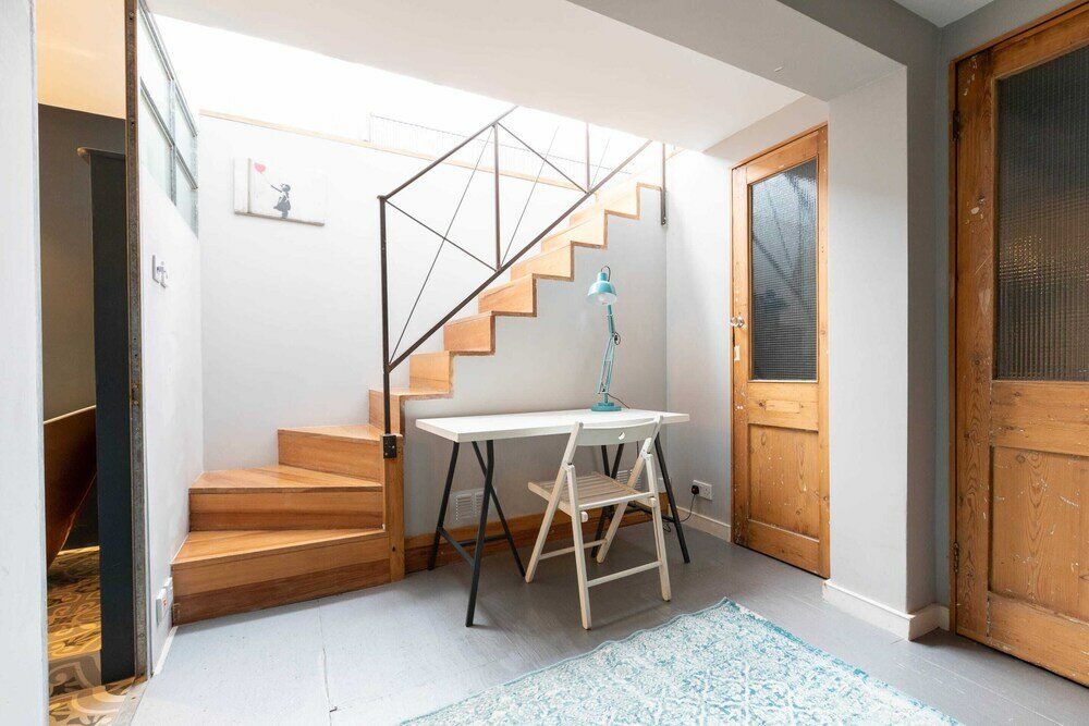 Фото Stylish 2 Bedroom Converted Victorian Storefront