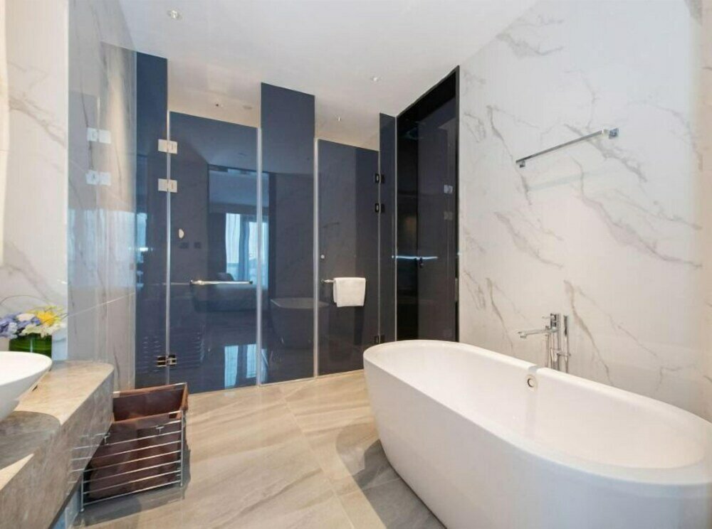 Фото The Qube Hotel