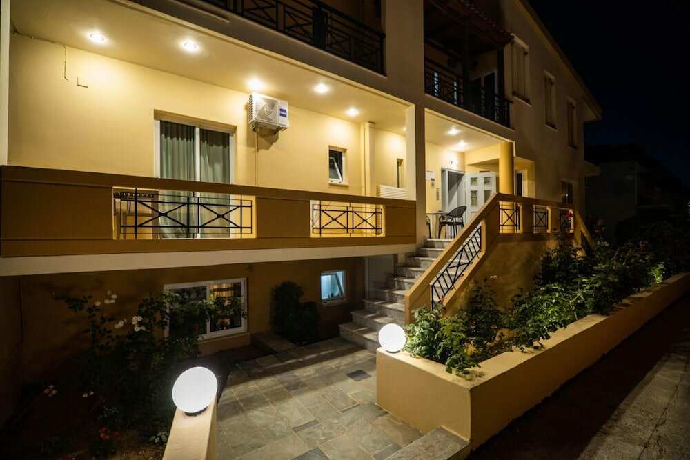 Фото Manos Beachside Apartments