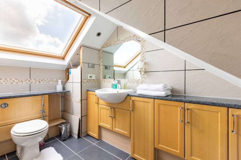 Фото Cosy 3 Bedroom House in Kingston