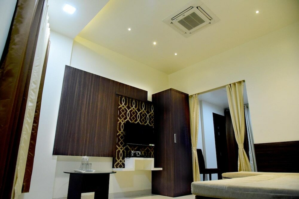 Фото Hotel Pushpak Satara