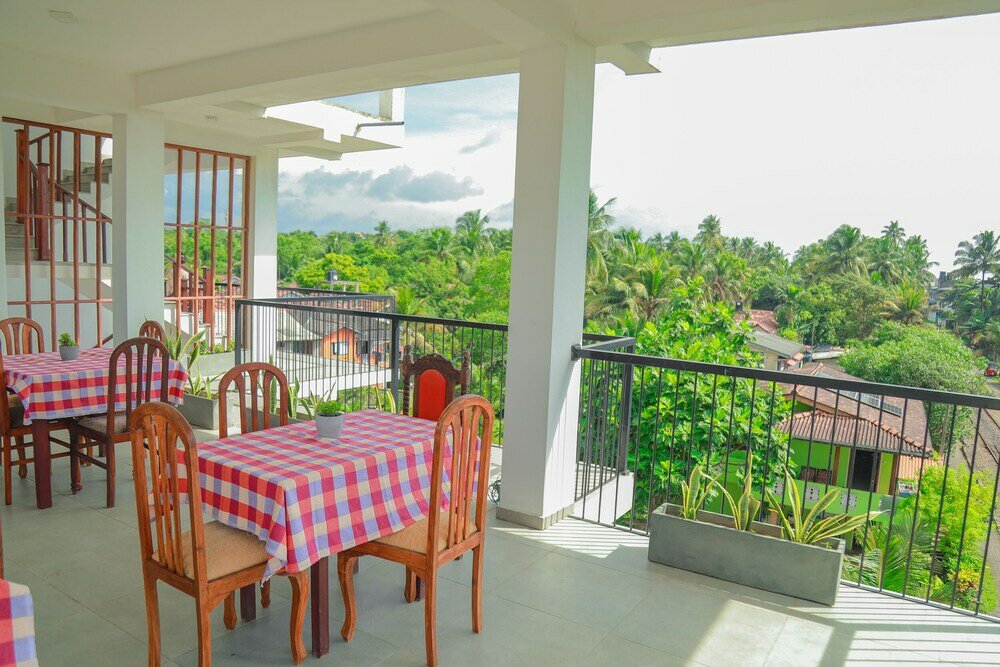 Фото Travellers Hotel Hikkaduwa