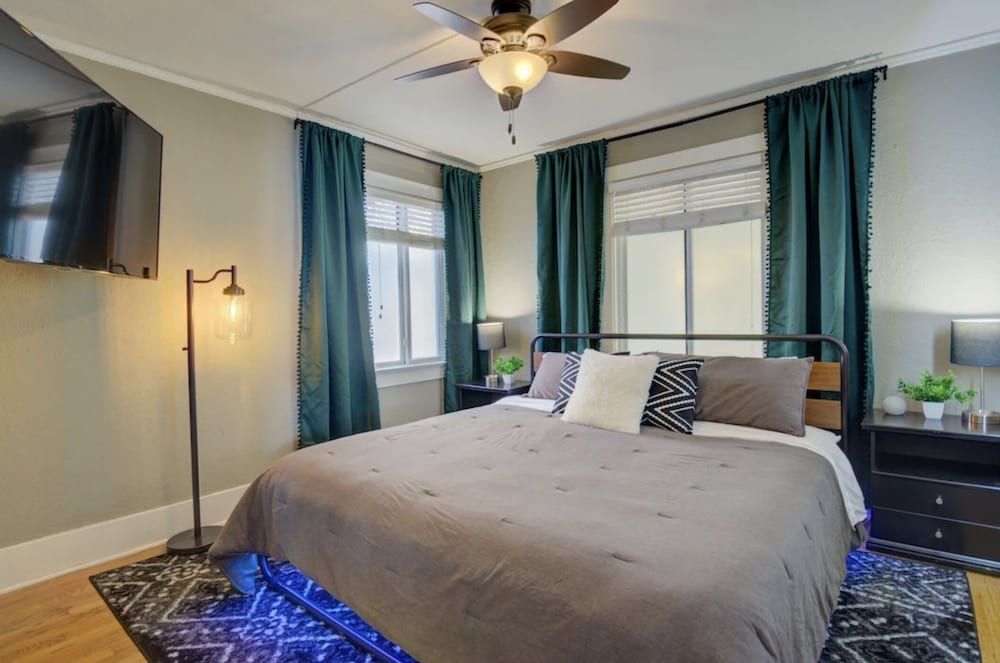 Фото Lux Bach Retreat w Hot Tub