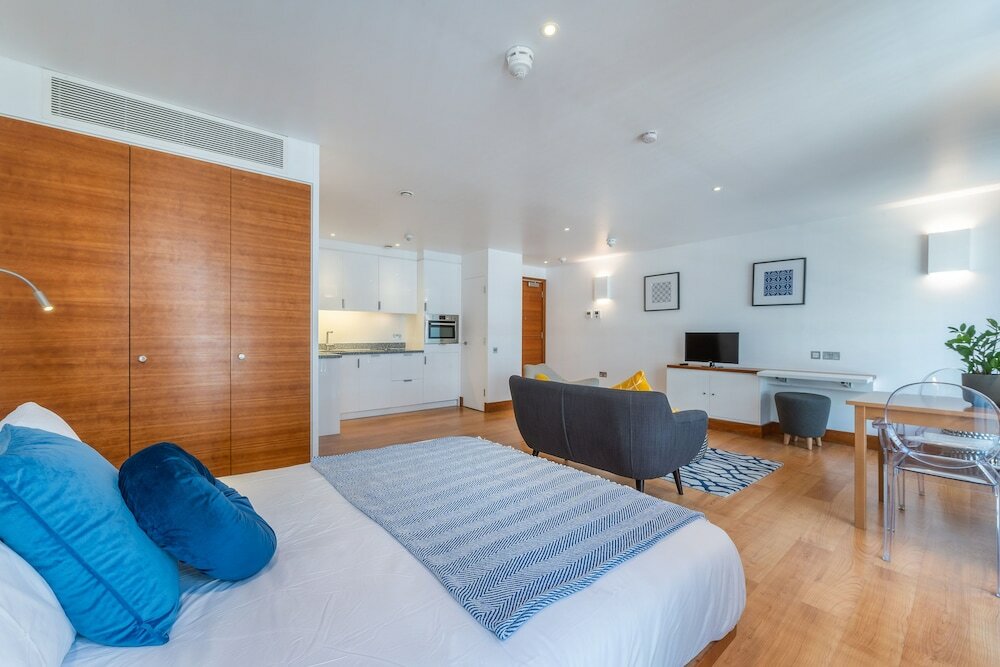 Фото Tower Hill City Centre Luxury Apartments