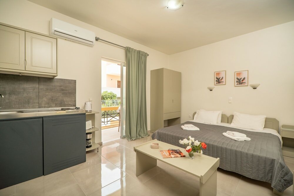 Фото Manos Beachside Apartments