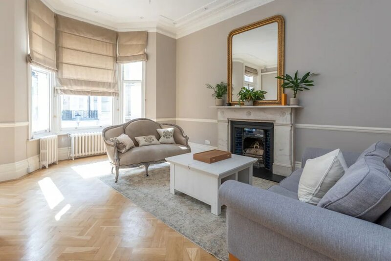 Гостиница Charming 1bd Flat With Balcony - Kensington в Лондоне