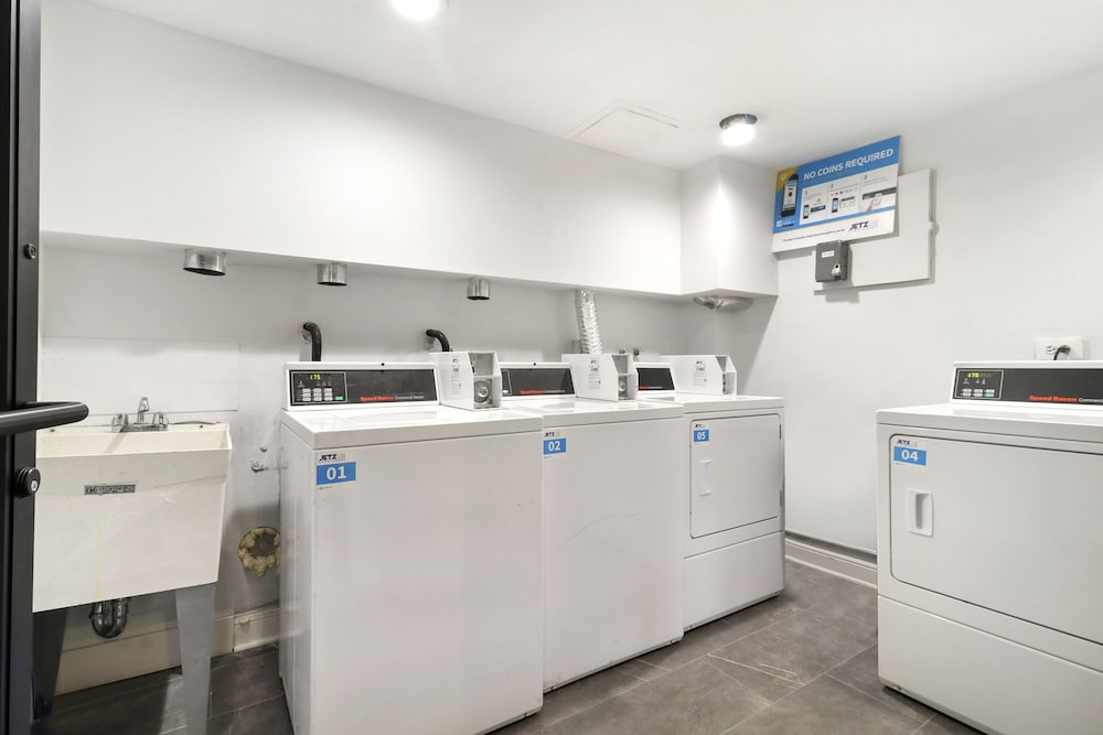 Фото Fully Furnished Studio Apt in Lakeview