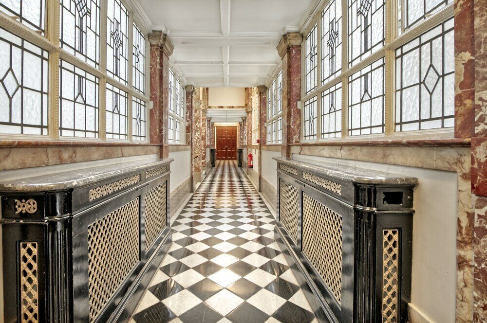 Фото Historic Whitehall Flat in Sw1 by Underthedoormat