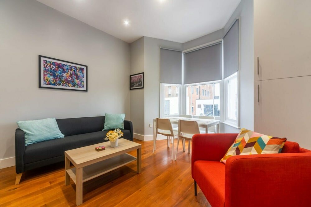 Фото Refurbished St. johns Hill Apartment