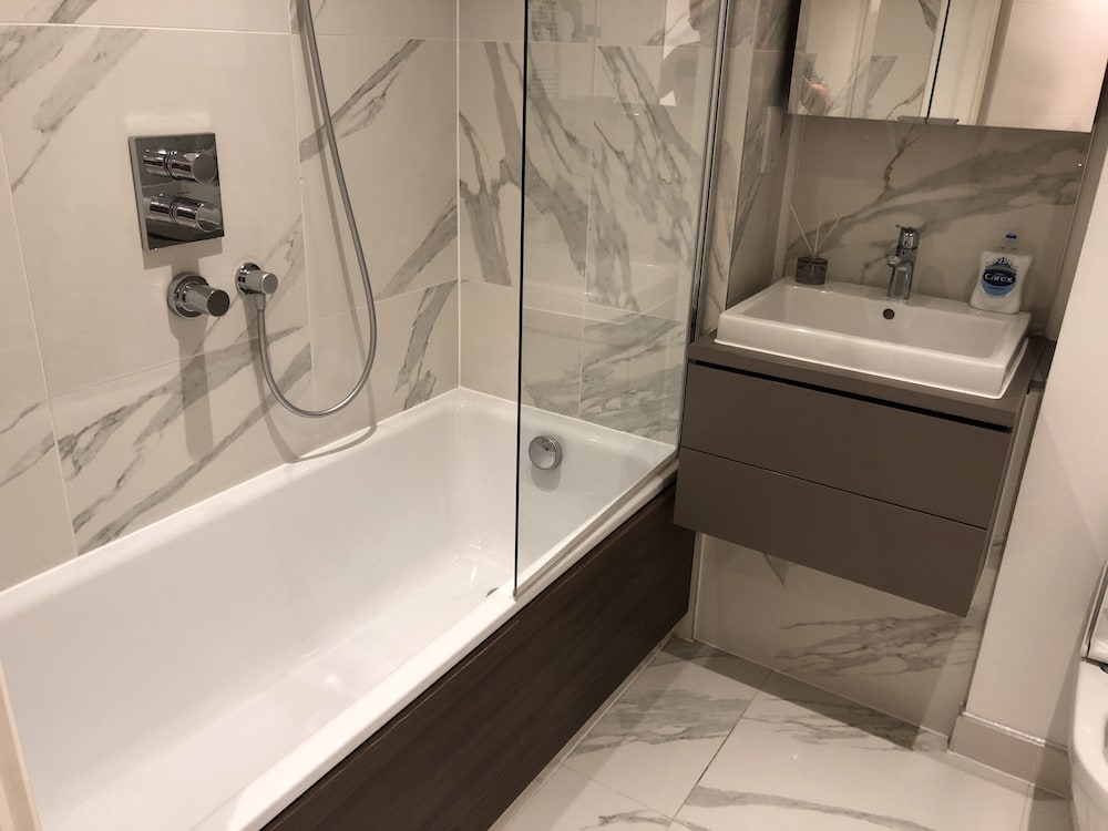 Фото Luxury 2 Bed 2 Bath Apartments next to kings cross