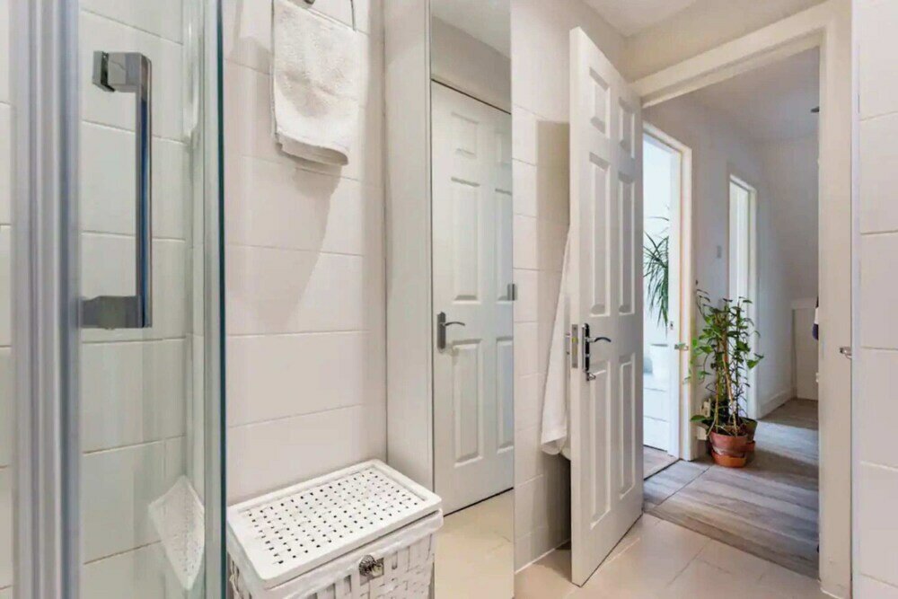 Фото Sunny 3bd House W/private Garden - Wapping!