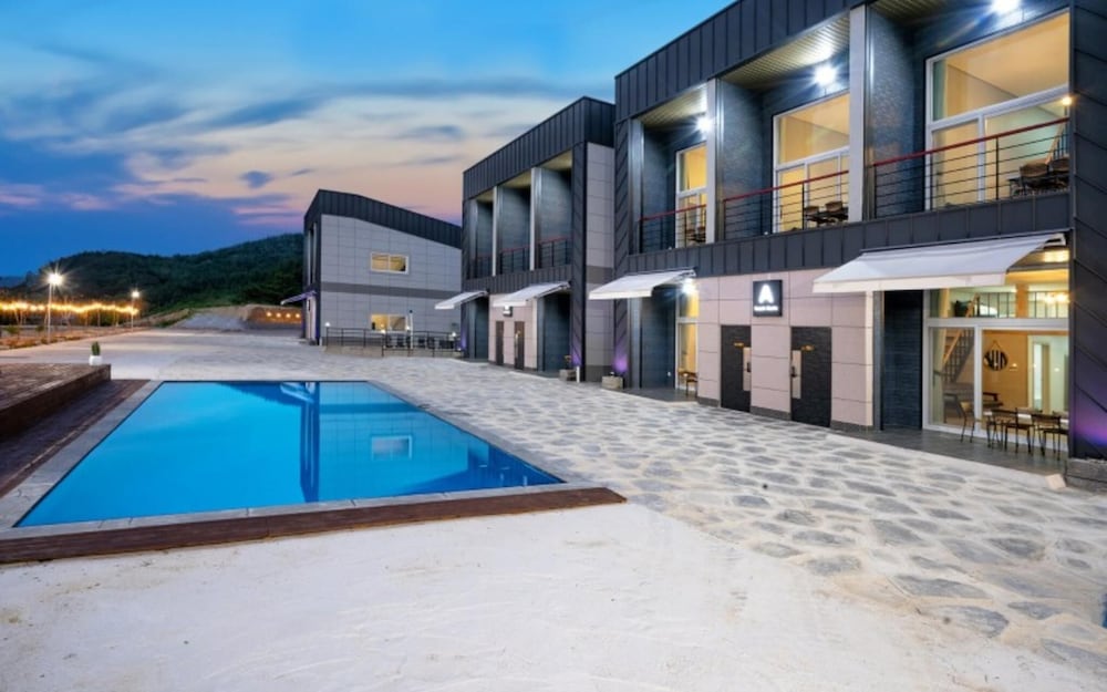 Фото Yeosu Beach Castle Pension