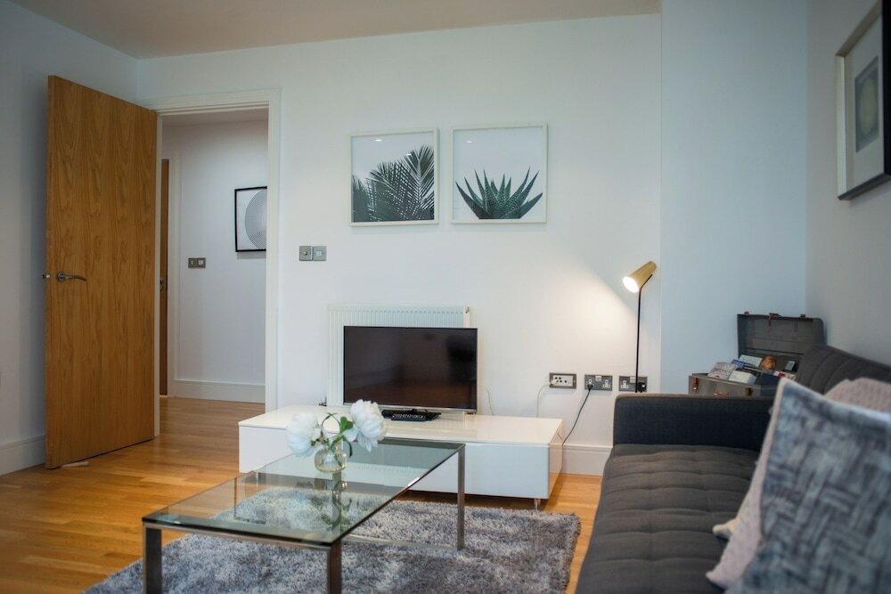 Фото Capacious Two bed Apt in Canary Wharf
