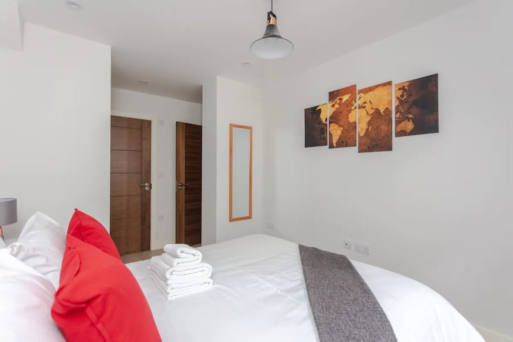 Фото Spacious and Modern Apartment in Pimlico