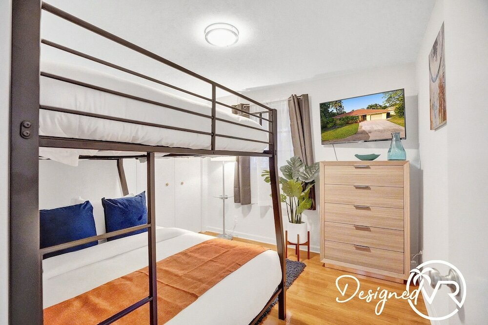 Фото Stunning Waterfront 3br with Heated Pool