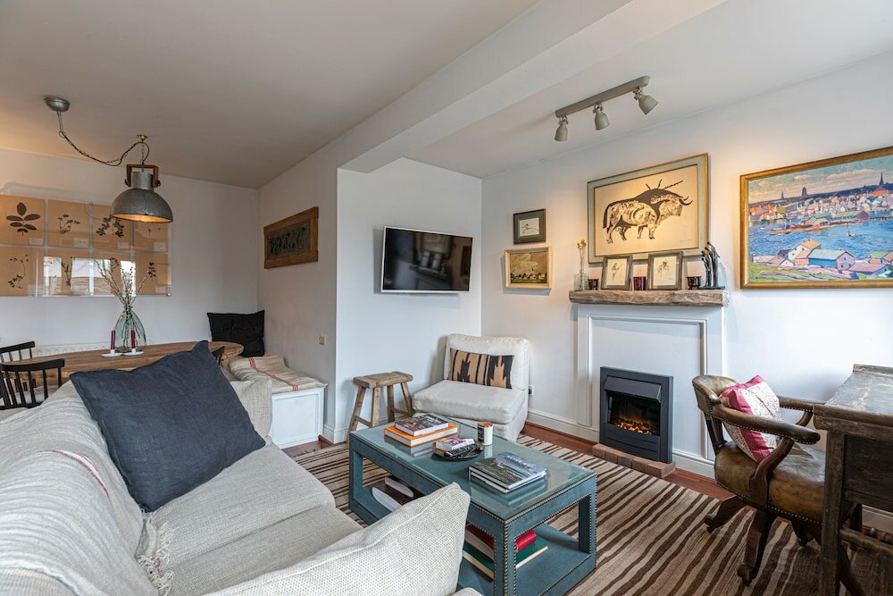 Фото Altido Stylish 2-bed Flat w Terrace Near Battersea Park