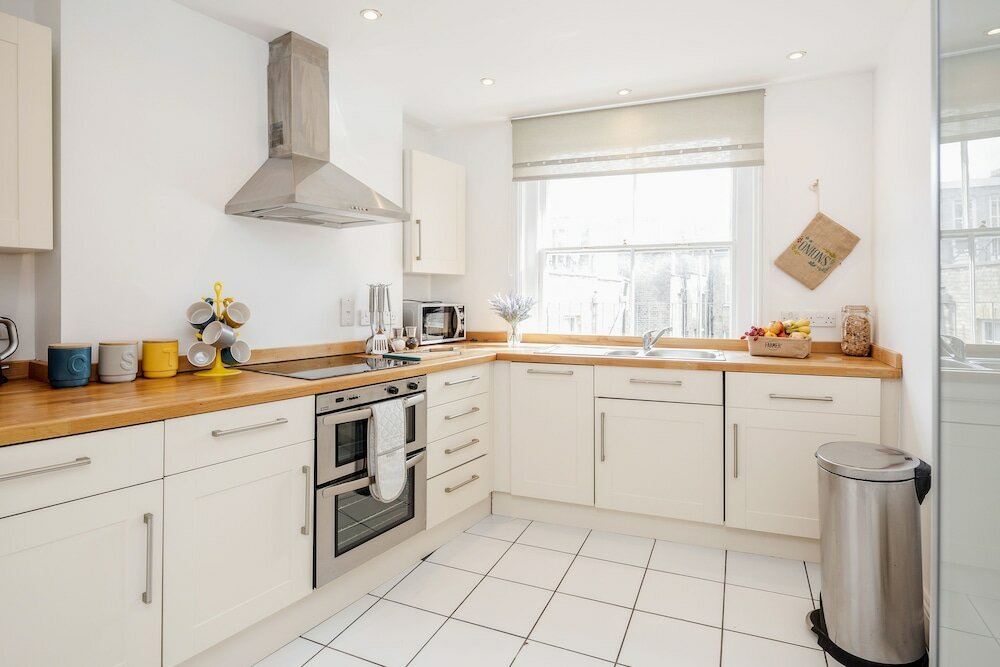 Фото Great Mayfair Apartment - Sleeps 6