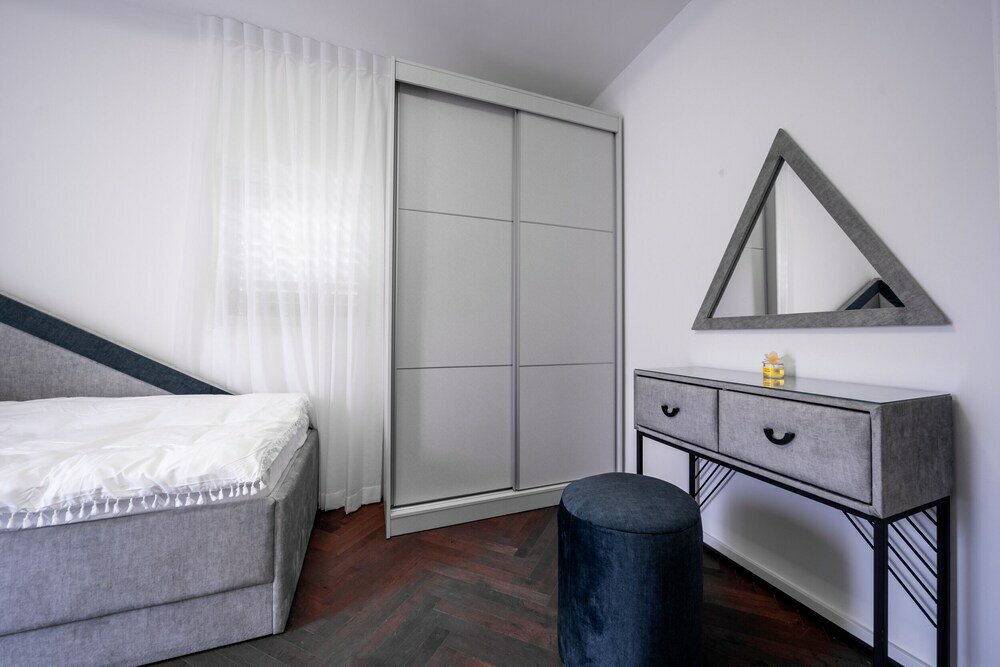 Фото Spacious 4bd House w Pool in Hezliya