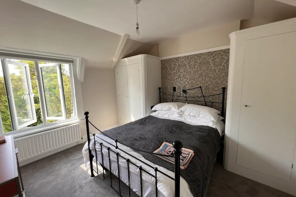 Фото Stylish 1 Bedroom Top Floor Apartment in Highgate