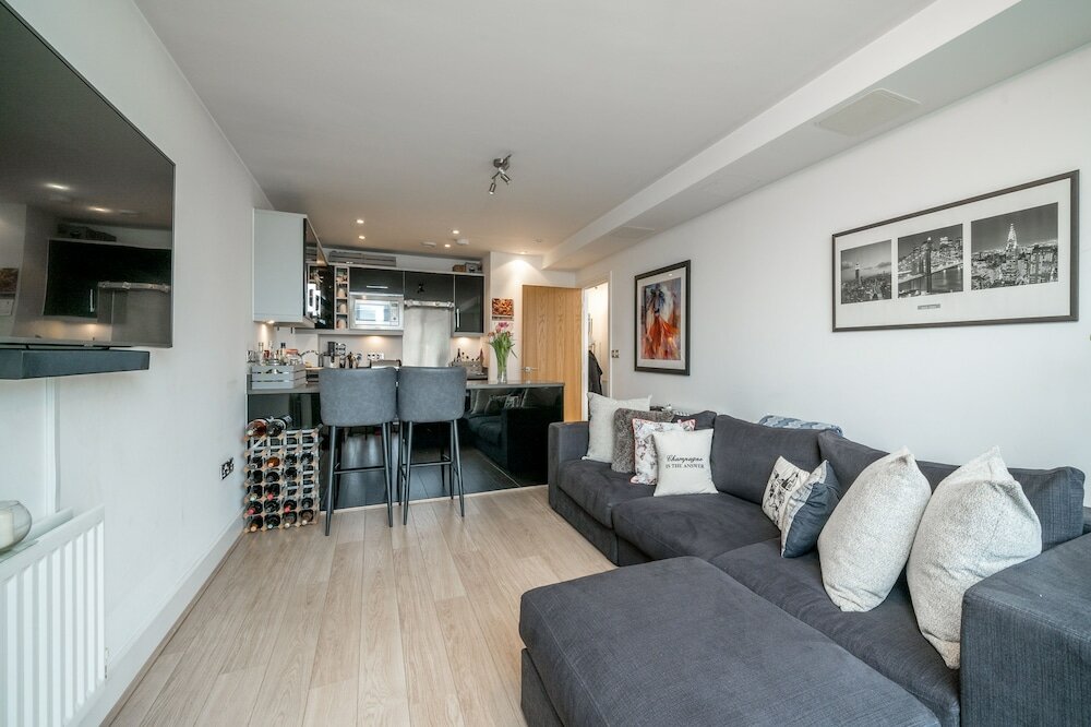 Фото Altido Gorgeous 2-Bed Flat W Desk In Wandsworth