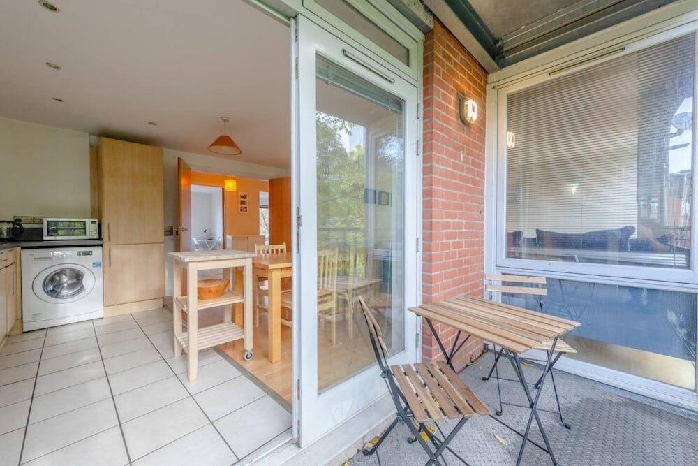 Фото Spacious 2 Bedroom Apartment Near White City