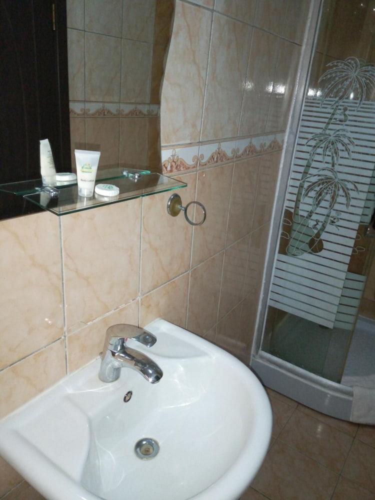 Фото Erith Apartments and Suites