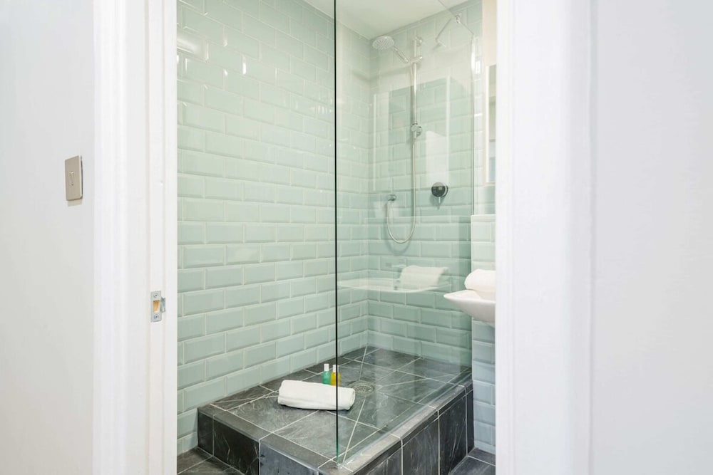 Фото Modern 3 Bedroom Apartment in Holborn